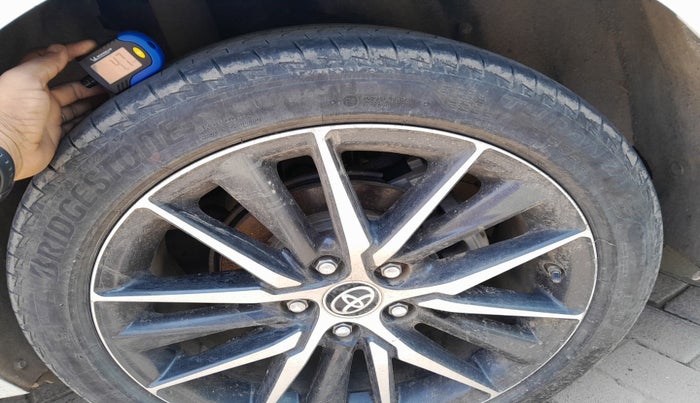 2024 Toyota Camry HYBRID, Hybrid, Automatic, 23,445 km, tyre