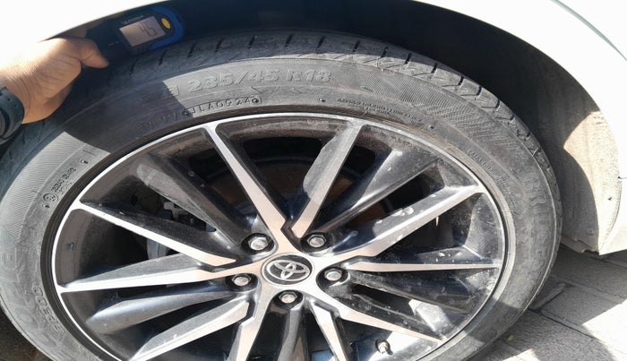 2024 Toyota Camry HYBRID, Hybrid, Automatic, 23,445 km, tyre