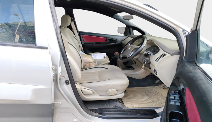 2014 Toyota Innova 2.5 GX 8 STR, Diesel, Manual, 73,247 km, interior