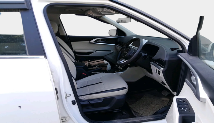 2022 KIA CARENS PRESTIGE PLUS 1.4 PETROL DCT 7 STR, Petrol, Automatic, 27,152 km, interior