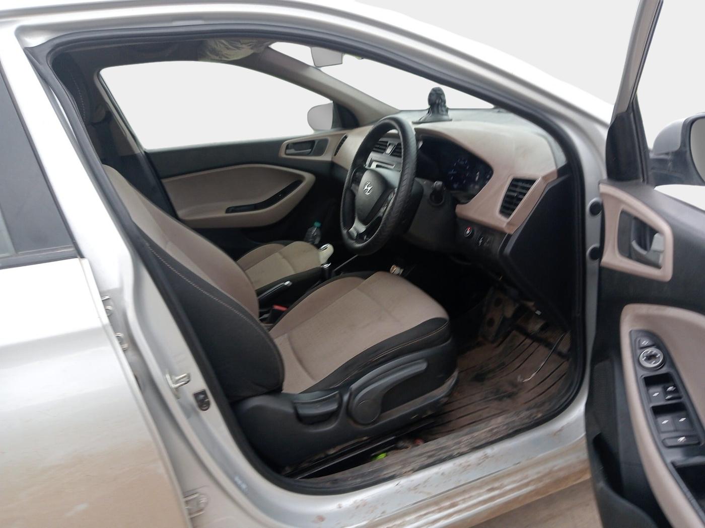 2017 Hyundai Elite i20 ASTA 1.2 (O), Petrol, Manual, 1,25,660 km, interior