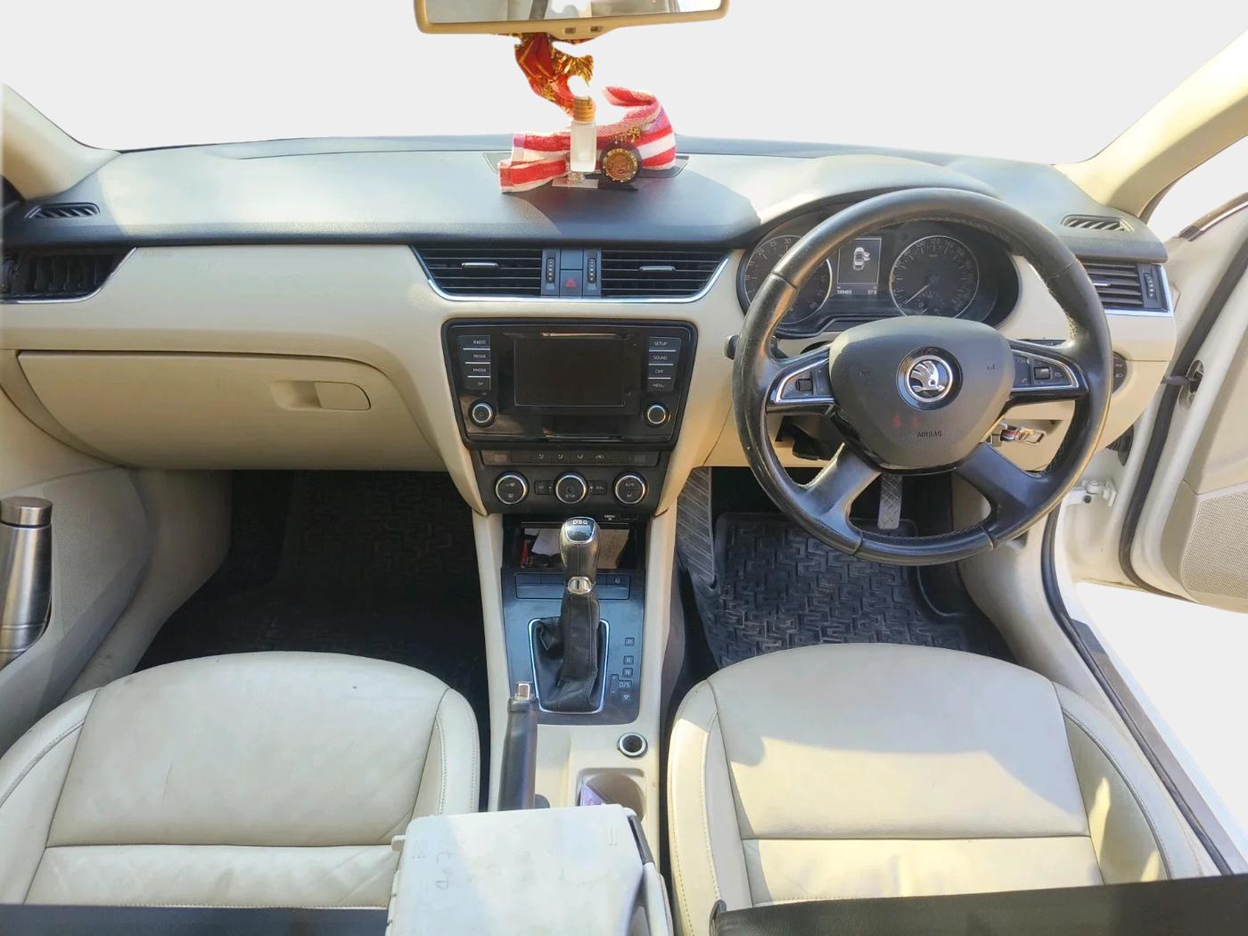 2013 Skoda Octavia ELEGANCE 2.0 TDI AT, Diesel, Automatic, 1,09,469 km, interior