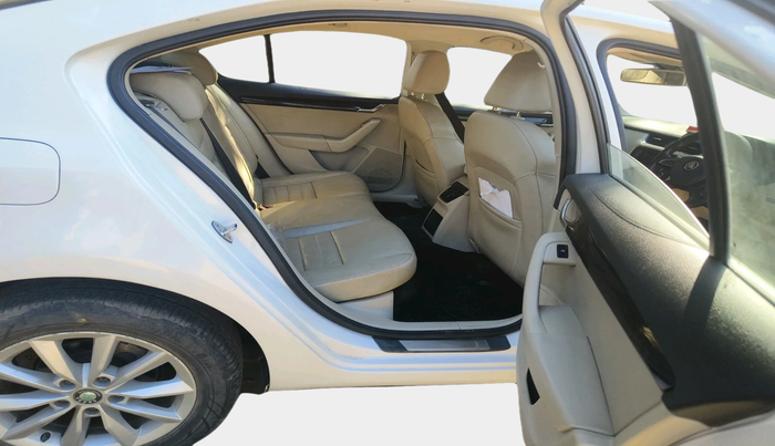 2013 Skoda Octavia ELEGANCE 2.0 TDI AT, Diesel, Automatic, 1,09,469 km, interior