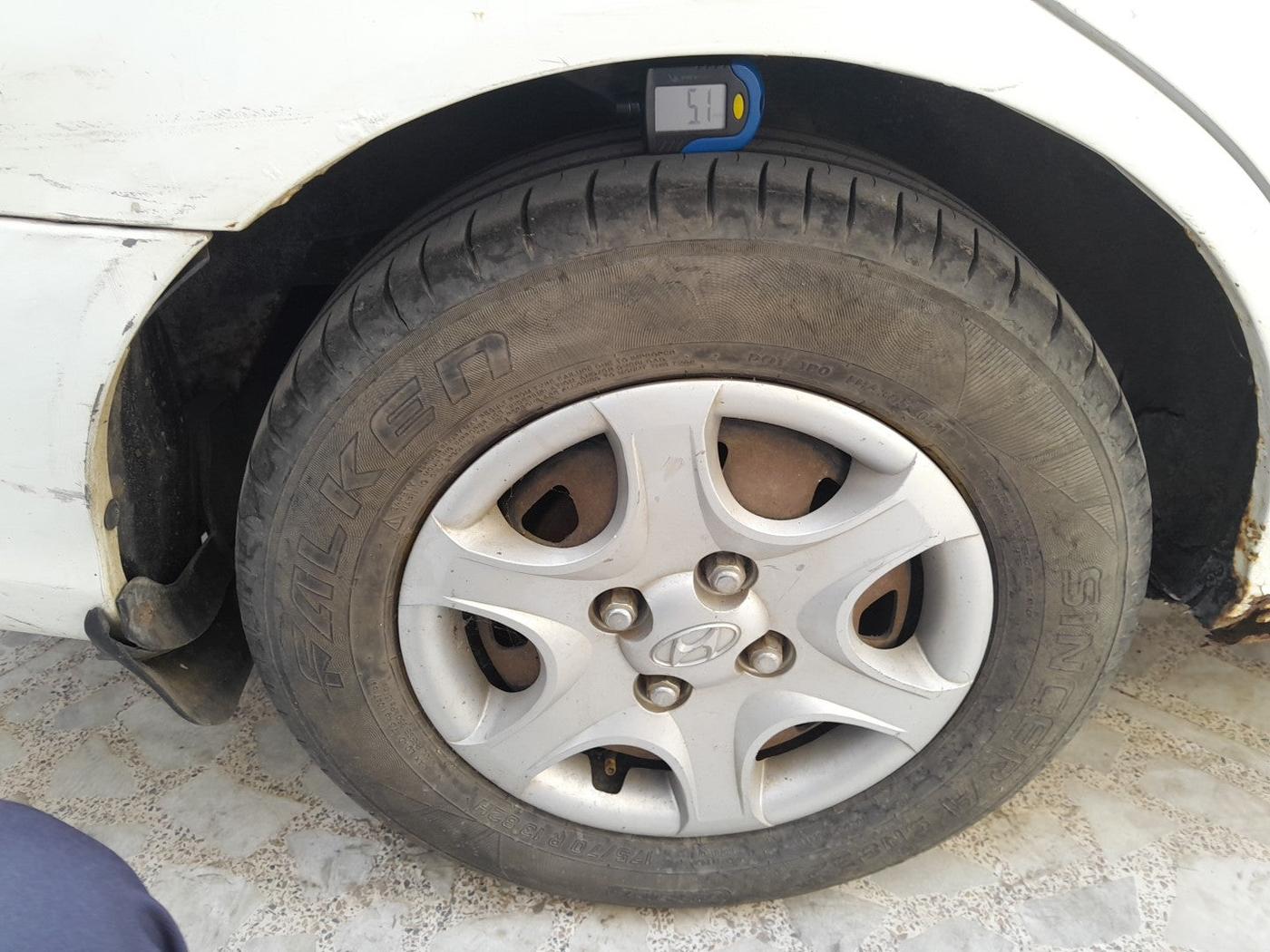 2011 Hyundai Accent EXECUTIVE, Petrol, Manual, 2,37,094 km, tyre