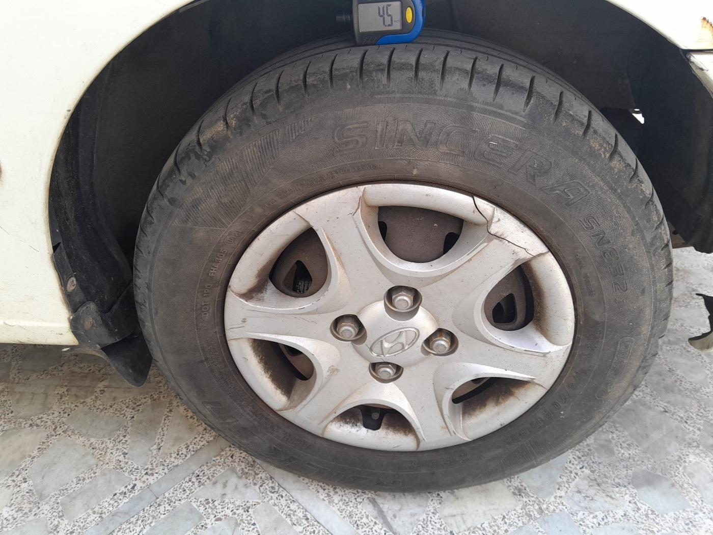 2011 Hyundai Accent EXECUTIVE, Petrol, Manual, 2,37,094 km, tyre