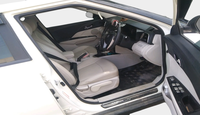 2022 Mahindra XUV300 W8 (O) 1.2 PETROL, Petrol, Manual, 28,799 km, interior