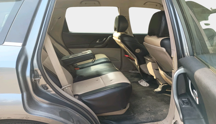 2017 Mahindra XUV500 W6, Diesel, Manual, 1,69,730 km, interior