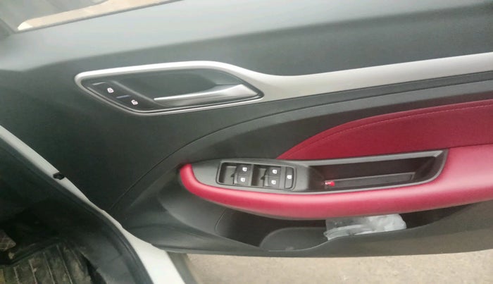 2022 MG ASTOR SAVVY 1.5 CVT S RED, Petrol, Automatic, 27,567 km, interior