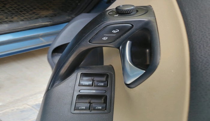 2017 Volkswagen Ameo COMFORTLINE 1.2L, Petrol, Manual, 1,22,066 km, interior