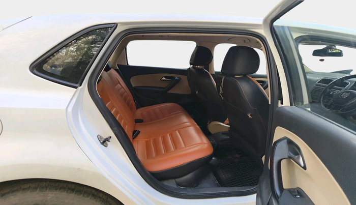 2016 Volkswagen Polo HIGHLINE1.5L, Diesel, Manual, 2,39,133 km, interior