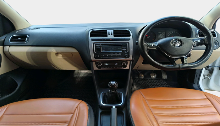 2016 Volkswagen Polo HIGHLINE1.5L, Diesel, Manual, 2,39,133 km, interior