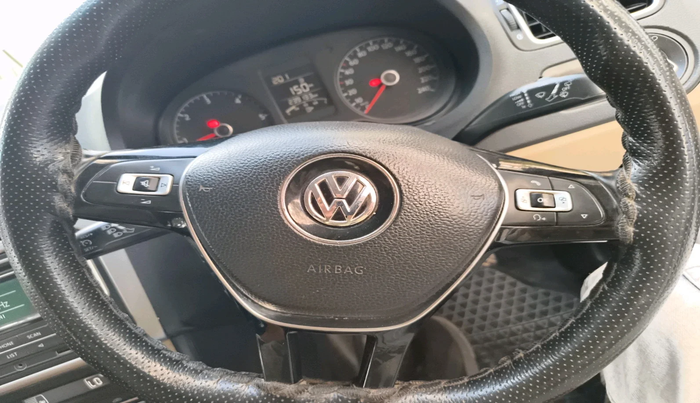 2016 Volkswagen Polo HIGHLINE1.5L, Diesel, Manual, 2,39,133 km, interior