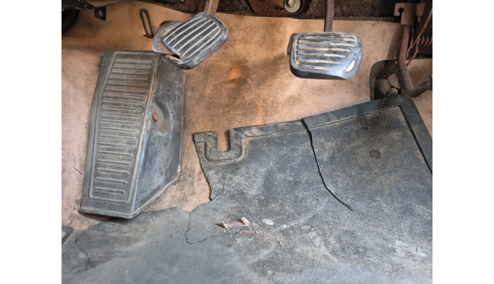 2012 Chevrolet Tavera NEO LT L 9 STR BS III, Diesel, Manual, 1,54,596 km, interior