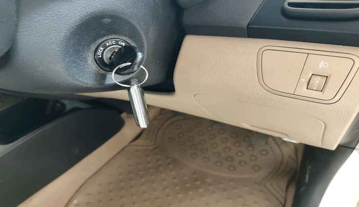 2013 Hyundai Eon MAGNA +, Petrol, Manual, 82,007 km, interior