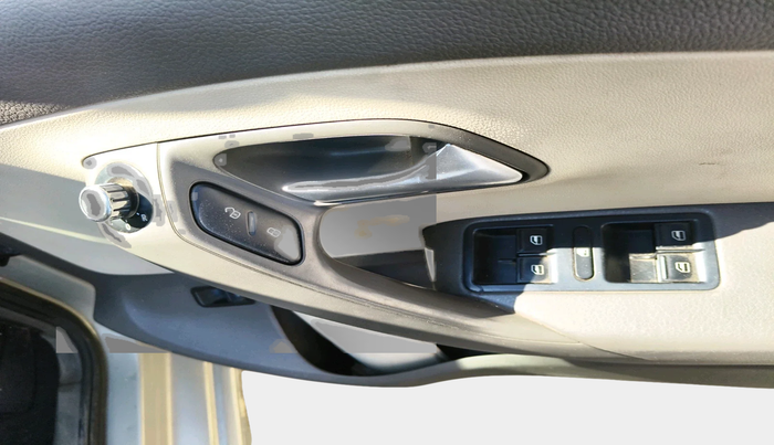 2012 Volkswagen Vento HIGHLINE DIESEL 1.6, Diesel, Manual, 1,10,215 km, interior