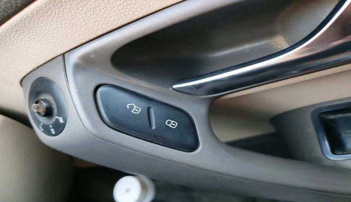 2011 Volkswagen Vento HIGHLINE PETROL AT, Petrol, Automatic, 83,775 km, interior