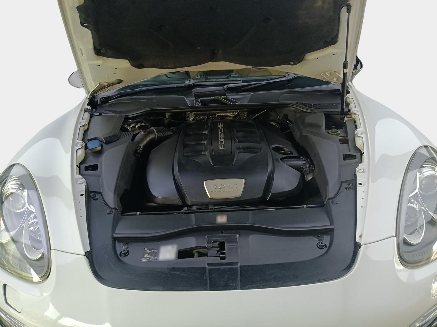 2015 Porsche Cayenne DIESEL, Diesel, Automatic, 1,67,500 km, exterior