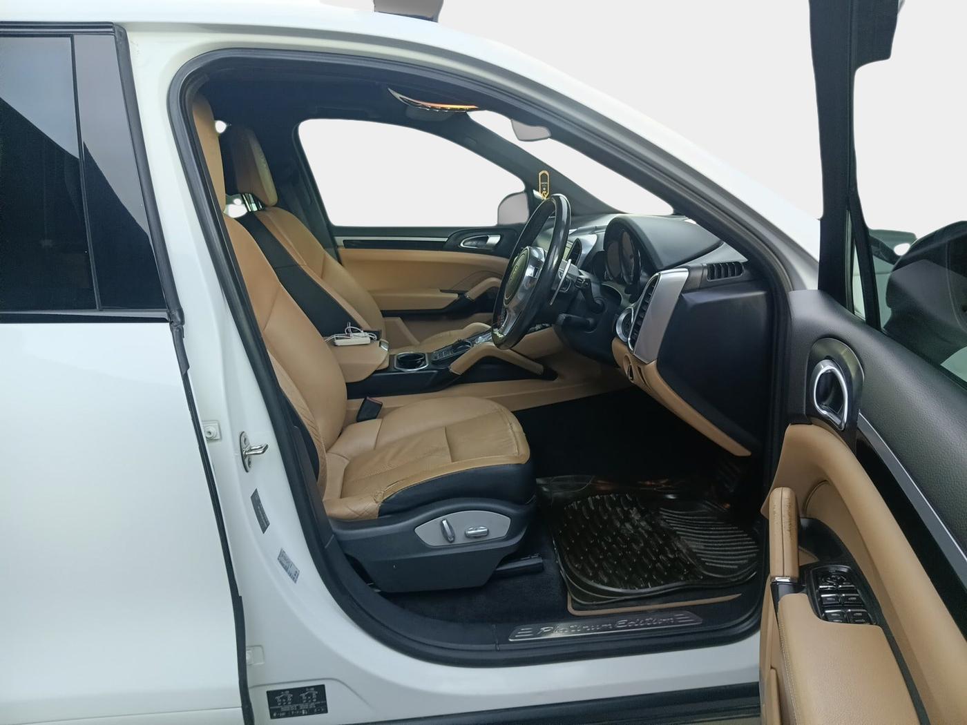2015 Porsche Cayenne DIESEL, Diesel, Automatic, 1,67,500 km, interior