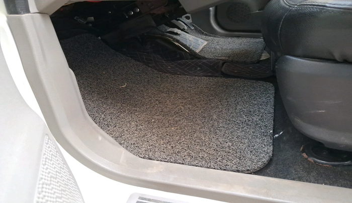 2016 Mahindra Kuv100 K4 6 STR, Petrol, Manual, 21,203 km, interior