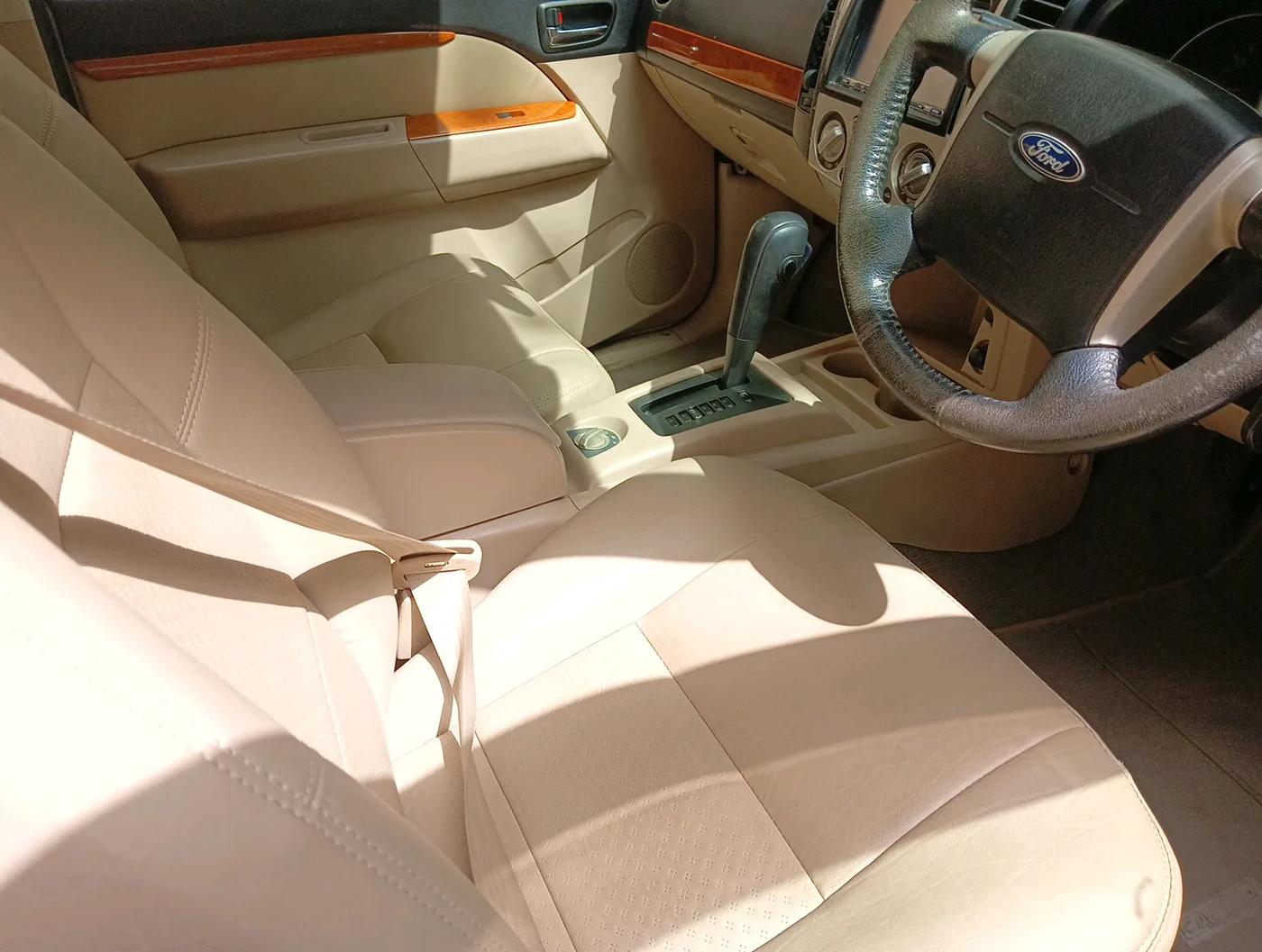 2010 Ford Endeavour 3.0L 4X4 AT, Diesel, Automatic, 3,25,000 km, interior