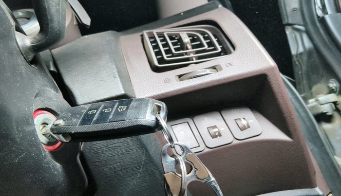 2014 Mahindra XUV500 W6, Diesel, Manual, 1,65,388 km, interior