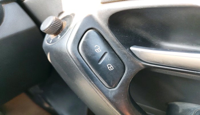 2014 Volkswagen Polo COMFORTLINE 1.5L, Diesel, Manual, 2,18,250 km, interior