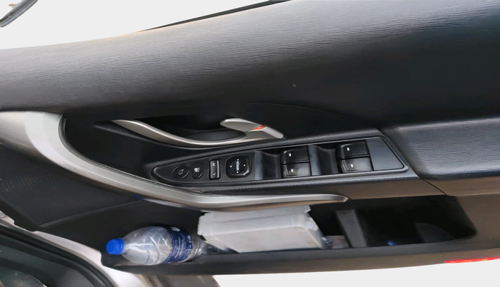 2017 Mahindra XUV500 W10, Diesel, Manual, 1,22,566 km, interior