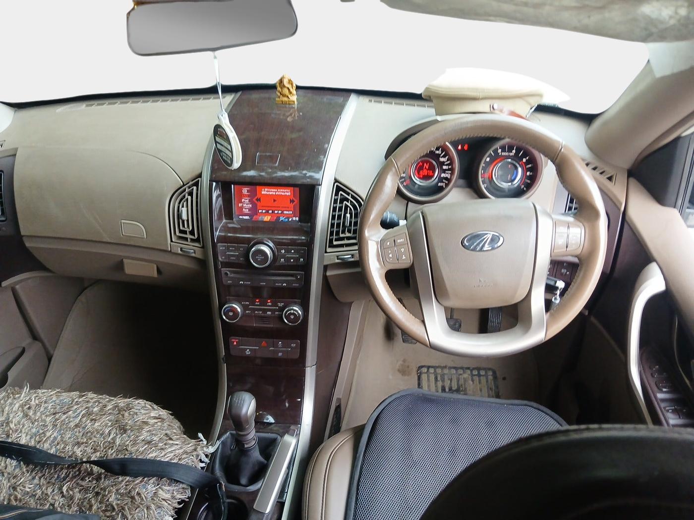 2015 Mahindra XUV500 W8, Diesel, Manual, 1,60,873 km, interior