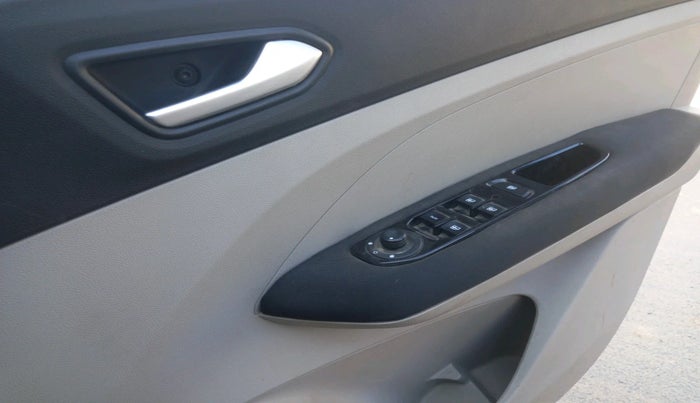 2020 Renault TRIBER RXZ AMT, Petrol, Automatic, 98,423 km, interior