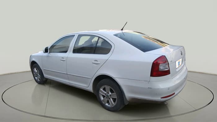 2013 Skoda Laura AMBIENTE 2.0 TDI CR MT, Diesel, Manual, 96,050 km, exterior