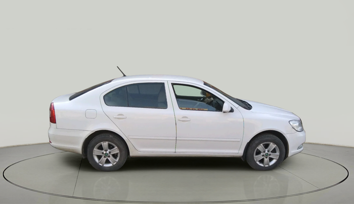 2013 Skoda Laura AMBIENTE 2.0 TDI CR MT, Diesel, Manual, 96,050 km, exterior