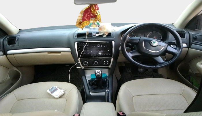 2013 Skoda Laura AMBIENTE 2.0 TDI CR MT, Diesel, Manual, 96,050 km, interior