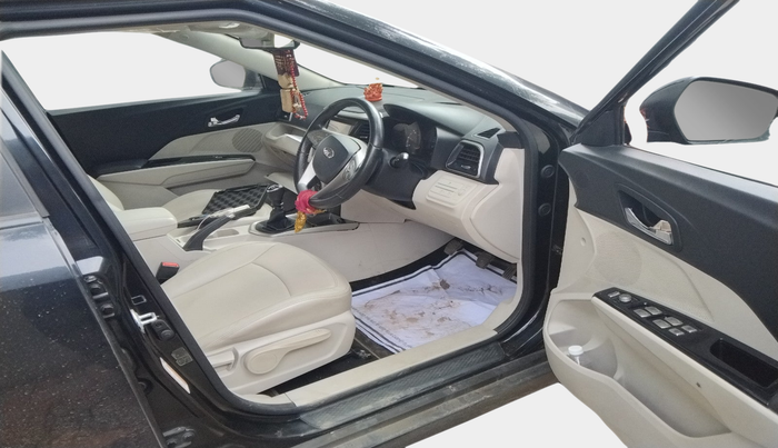 2019 Mahindra XUV300 W8 (O) 1.5 DIESEL, Diesel, Manual, 85,864 km, interior