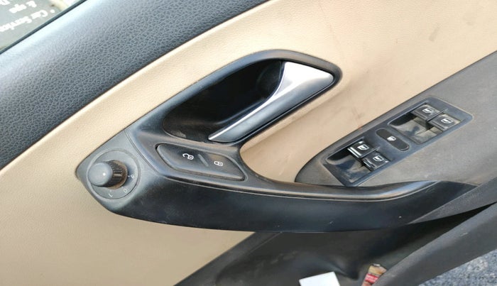 2014 Volkswagen Polo HIGHLINE DIESEL, Diesel, Manual, 1,02,339 km, interior