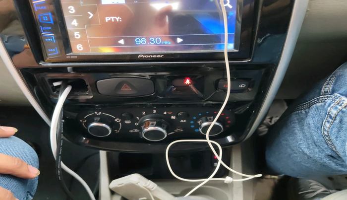 2014 Nissan Terrano XV D THP 110 PS, Diesel, Manual, 1,20,577 km, interior