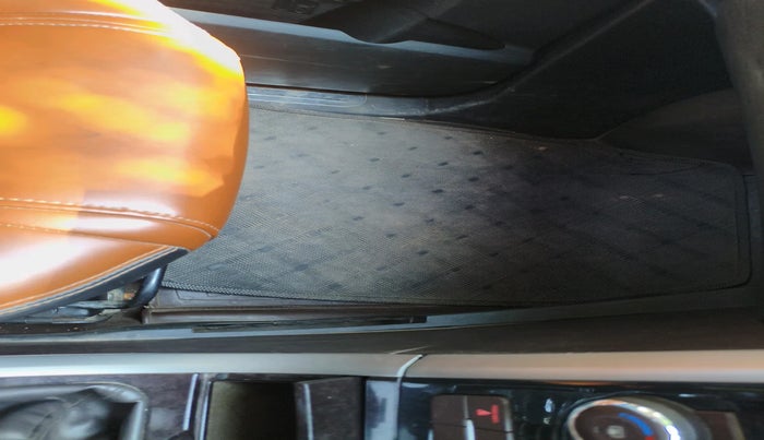 2015 Mahindra XUV500 W6, Diesel, Manual, 1,29,846 km, interior