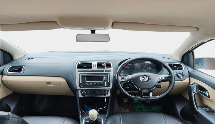 2015 Volkswagen Polo HIGHLINE1.5L, Diesel, Manual, 1,28,769 km, interior