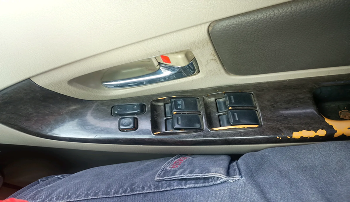 2011 Toyota Innova V 2.5 7 STR, Diesel, Manual, 2,74,003 km, interior