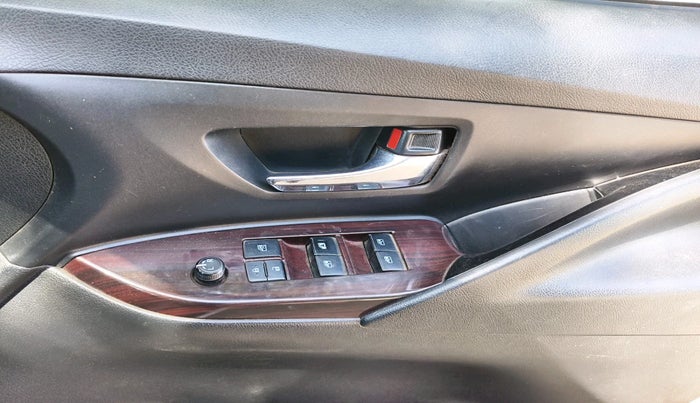 2016 Toyota Innova Crysta 2.4 G 8 STR, Diesel, Manual, 2,26,536 km, interior