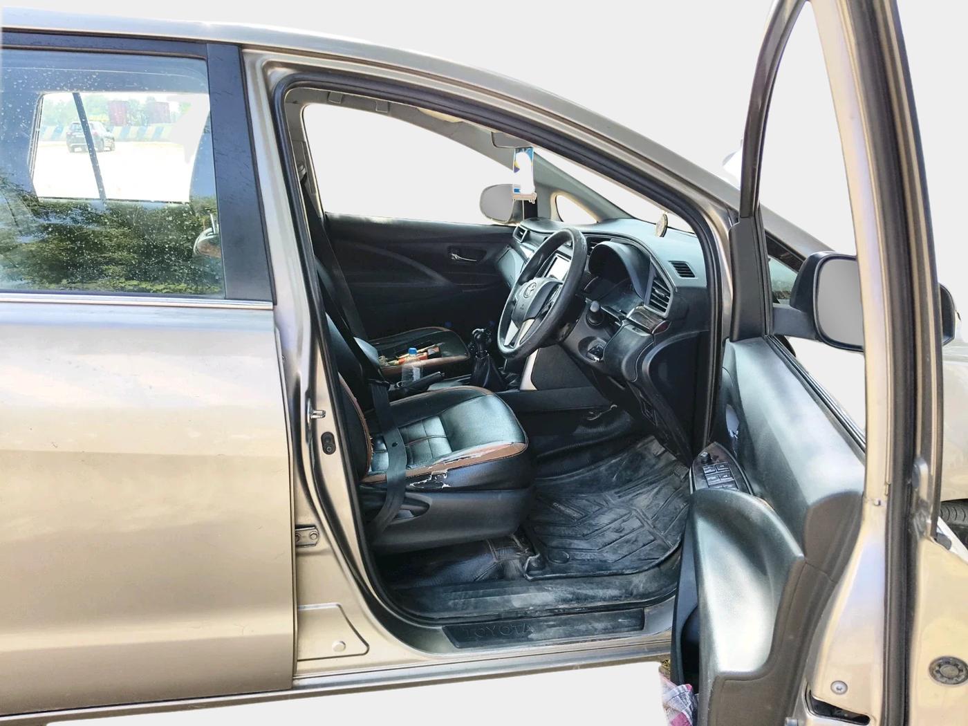 2016 Toyota Innova Crysta 2.4 G 8 STR, Diesel, Manual, 2,26,536 km, interior
