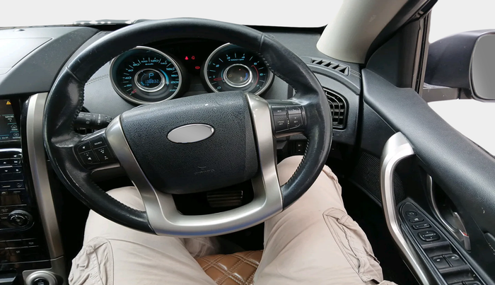 2018 Mahindra XUV500 W11 AT, Diesel, Automatic, 1,38,832 km, interior