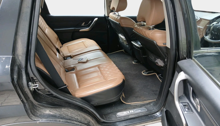 2018 Mahindra XUV500 W11 AT, Diesel, Automatic, 1,38,832 km, interior