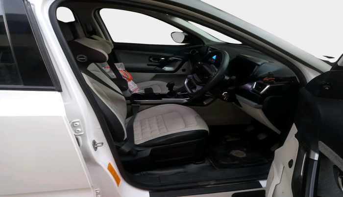 2024 Tata Safari SMART (O), Diesel, Manual, 28,932 km, interior