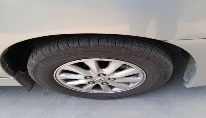 2013 Toyota Innova 2.5 VX 8 STR, Diesel, Manual, 1,44,910 km, tyre