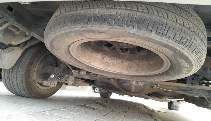 2013 Toyota Innova 2.5 VX 8 STR, Diesel, Manual, 1,44,910 km, tyre