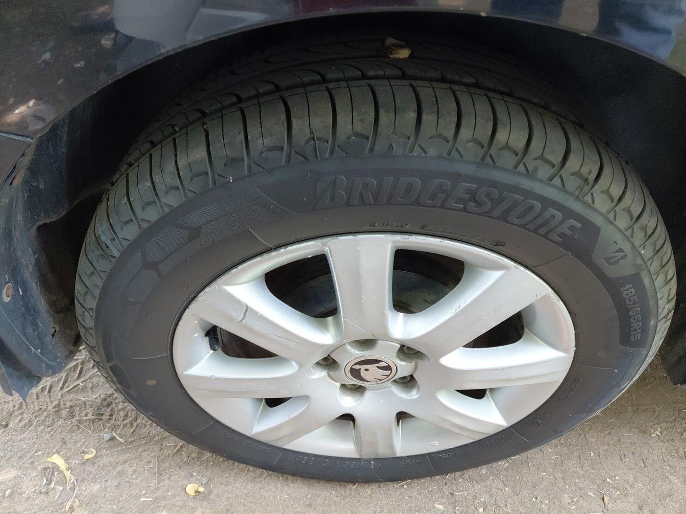 2013 Skoda Rapid AMBITION 1.6 TDI CR MT, Diesel, Manual, 1,58,046 km, tyre