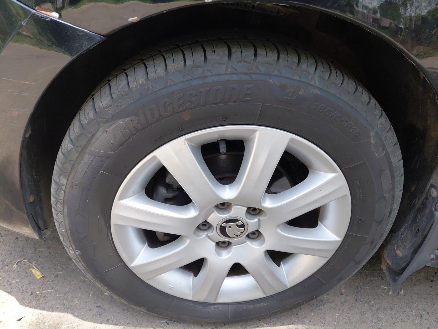 2013 Skoda Rapid AMBITION 1.6 TDI CR MT, Diesel, Manual, 1,58,046 km, tyre