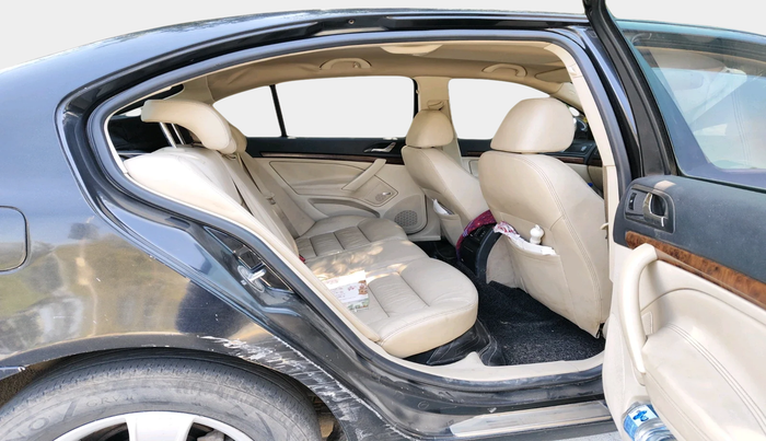 2013 Skoda Laura L&K 2.0 TDI AT, Diesel, Automatic, 2,51,891 km, interior