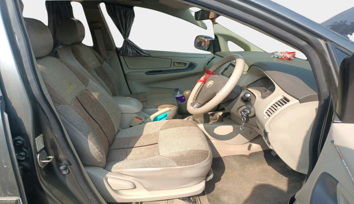 2013 Toyota Innova 2.5 G 8 STR, Diesel, Manual, 74,023 km, interior