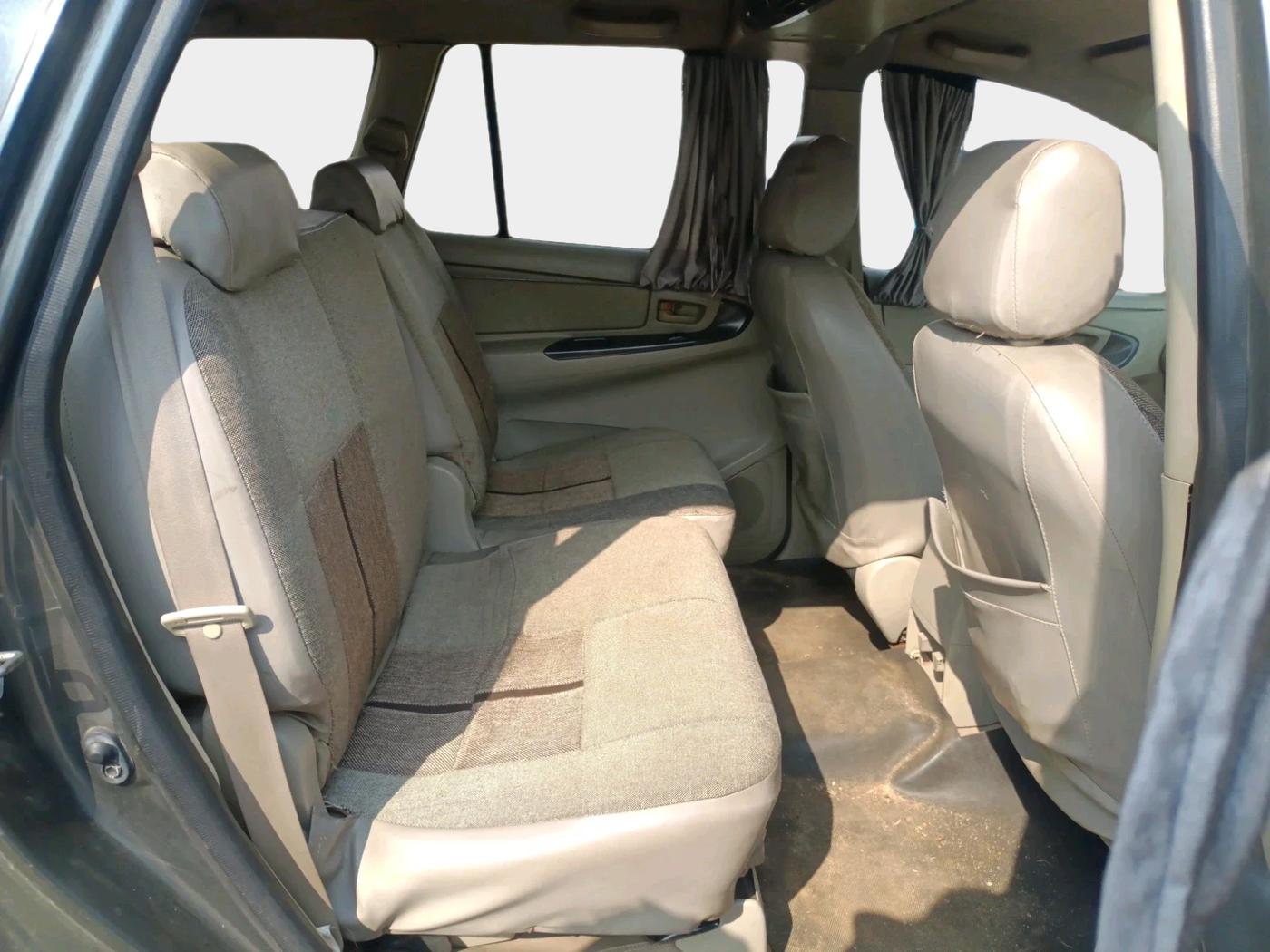 2013 Toyota Innova 2.5 G 8 STR, Diesel, Manual, 74,023 km, interior